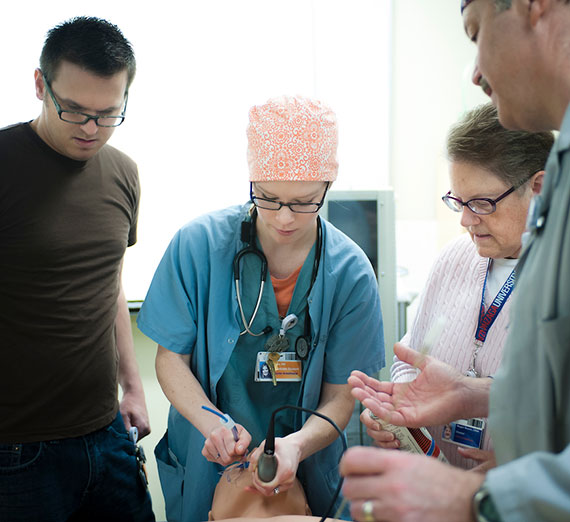 두 명의 여자와 두 명의 남자가 계단에 서 있음